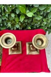 Pirinç ve ahşaptan 20 cm boyunda bir çift avrupa şamdan