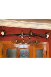 82 cm uzunluğunda gerçek Karaca ayaklarından askılık