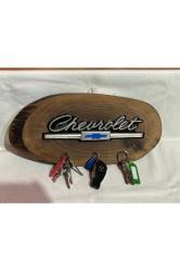 chevrolet araba yazısı ve ahşap kaideli anahtarlık - 36 cm x 17 cm ölçülerinde