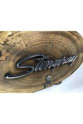 stingray amerikan arabası yazısından ahşap kaideli anahtarlık - 28,5 cm x 16 cm ölçülerinde