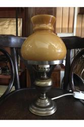 Opalin camlı pirinç gövdeli Avrupa abajur 36 cm yüksekliğinde