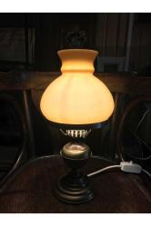 Opalin camlı pirinç gövdeli Avrupa abajur 36 cm yüksekliğinde