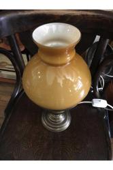 Opalin camlı pirinç gövdeli Avrupa abajur 36 cm yüksekliğinde