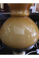 Opalin camlı pirinç gövdeli Avrupa abajur 36 cm yüksekliğinde