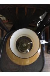 Opalin camlı pirinç gövdeli Avrupa abajur 36 cm yüksekliğinde