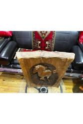 Avrupa Ahşap Üzerinde El Oyması At Figürü 45 Cm X 33 Cm X 6,5 Cm Ölçülerinde