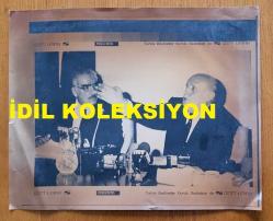 SÜLEYMAN DEMİREL ve ŞEVKET YILMAZ'IN HABER METİNLİ AJANS-BASIN FOTOĞRAFI (KAĞIT BASKI) - 28 x 21 cm EBADINDA - BAŞBAKAN SÜLEYMAN DEMİREL, TÜRK-İŞ GENEL BAŞKANI ŞEVKET YILMAZ BAŞKANLIĞINDAKİ TÜRK-İŞ BAŞKANLAR KURULU'NU KABUL ETTİKTEN SONRA ŞEVKET YILMAZ'LA BİRLİKTE BASIN TOPLANTISI DÜZENLERKEN... 1992