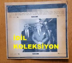 SÜLEYMAN DEMİREL ve ŞEVKET YILMAZ'IN HABER METİNLİ AJANS-BASIN FOTOĞRAFI (KAĞIT BASKI) - 21 x 20 cm EBADINDA - SÜLEYMAN DEMİREL, TÜRK-İŞ GENEL MERKEZİNE YAPTIĞI ZİYARETTE ŞEVKET YILMAZ ve HÜSAMETTİN CİNDORUK'LA AYNI KAREDE. 1991. SELAHATTİN YILMAZ