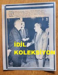 ŞEVKET YILMAZ'IN HABER METİNLİ AJANS-BASIN FOTOĞRAFI (KAĞIT BASKI) - 21 x 17 cm EBADINDA - TÜRK-İŞ GENEL BAŞKANI ŞEVKET YILMAZ, GENEL SEKRETERİ EMİN KUL'UN DA KATILIMIYLA DEVLET BAKANI CEMİL ÇİÇEK'LE GÖRÜŞTÜ. 1989. HASAN AYDIN