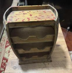 Ahşap Fıçı Tasarımlı Dekoratif Şişe  Standı Evinize veya ofisinize otantik bir hava katacak, fıçı formunda tasarlanmış ahşap şaraplık. Hem dekoratif bir obje hem de kullanışlı bir düzenleyicidir. 6 adet şişe bölmesi üst kısımda sunum/bardak alanı. Doğal ahşap, eskitme görünümlü. Temiz, sağlam ve kullanıma hazır.