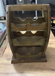 Ahşap Fıçı Tasarımlı Dekoratif Şişe  Standı Evinize veya ofisinize otantik bir hava katacak, fıçı formunda tasarlanmış ahşap şaraplık. Hem dekoratif bir obje hem de kullanışlı bir düzenleyicidir. 6 adet şişe bölmesi üst kısımda sunum/bardak alanı. Doğal ahşap, eskitme görünümlü. Temiz, sağlam ve kullanıma hazır.