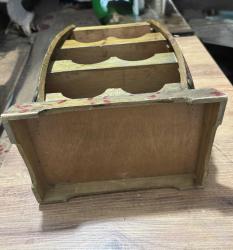 Ahşap Fıçı Tasarımlı Dekoratif Şişe  Standı Evinize veya ofisinize otantik bir hava katacak, fıçı formunda tasarlanmış ahşap şaraplık. Hem dekoratif bir obje hem de kullanışlı bir düzenleyicidir. 6 adet şişe bölmesi üst kısımda sunum/bardak alanı. Doğal ahşap, eskitme görünümlü. Temiz, sağlam ve kullanıma hazır.