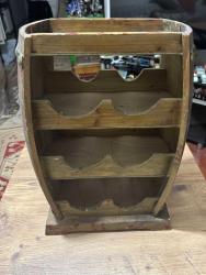 Ahşap Fıçı Tasarımlı Dekoratif Şişe  Standı Evinize veya ofisinize otantik bir hava katacak, fıçı formunda tasarlanmış ahşap şaraplık. Hem dekoratif bir obje hem de kullanışlı bir düzenleyicidir. 6 adet şişe bölmesi üst kısımda sunum/bardak alanı. Doğal ahşap, eskitme görünümlü. Temiz, sağlam ve kullanıma hazır.