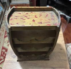 Ahşap Fıçı Tasarımlı Dekoratif Şişe  Standı Evinize veya ofisinize otantik bir hava katacak, fıçı formunda tasarlanmış ahşap şaraplık. Hem dekoratif bir obje hem de kullanışlı bir düzenleyicidir. 6 adet şişe bölmesi üst kısımda sunum/bardak alanı. Doğal ahşap, eskitme görünümlü. Temiz, sağlam ve kullanıma hazır.