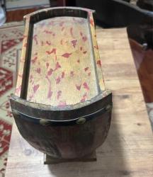 Ahşap Fıçı Tasarımlı Dekoratif Şişe  Standı Evinize veya ofisinize otantik bir hava katacak, fıçı formunda tasarlanmış ahşap şaraplık. Hem dekoratif bir obje hem de kullanışlı bir düzenleyicidir. 6 adet şişe bölmesi üst kısımda sunum/bardak alanı. Doğal ahşap, eskitme görünümlü. Temiz, sağlam ve kullanıma hazır.