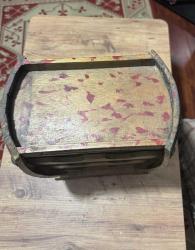 Ahşap Fıçı Tasarımlı Dekoratif Şişe  Standı Evinize veya ofisinize otantik bir hava katacak, fıçı formunda tasarlanmış ahşap şaraplık. Hem dekoratif bir obje hem de kullanışlı bir düzenleyicidir. 6 adet şişe bölmesi üst kısımda sunum/bardak alanı. Doğal ahşap, eskitme görünümlü. Temiz, sağlam ve kullanıma hazır.