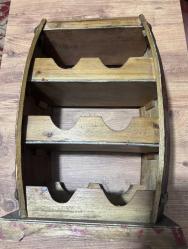 Ahşap Fıçı Tasarımlı Dekoratif Şişe  Standı Evinize veya ofisinize otantik bir hava katacak, fıçı formunda tasarlanmış ahşap şaraplık. Hem dekoratif bir obje hem de kullanışlı bir düzenleyicidir. 6 adet şişe bölmesi üst kısımda sunum/bardak alanı. Doğal ahşap, eskitme görünümlü. Temiz, sağlam ve kullanıma hazır.