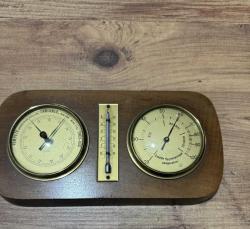 Antika/Retro Ahşap Meteoroloji İstasyonu (Barometre & Higrometre) Evinize veya ofisinize nostaljik bir hava katacak, Fransızca terimlerle süslü çok şık bir duvar aksesuarı. Ahşap kaide üzerine pirinç detaylı üç farklı ölçüm cihazını bir araya getiren bu set hem dekoratif hem de fonksi