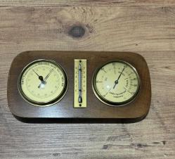 Antika/Retro Ahşap Meteoroloji İstasyonu (Barometre & Higrometre) Evinize veya ofisinize nostaljik bir hava katacak, Fransızca terimlerle süslü çok şık bir duvar aksesuarı. Ahşap kaide üzerine pirinç detaylı üç farklı ölçüm cihazını bir araya getiren bu set hem dekoratif hem de fonksi