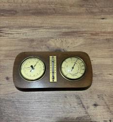 Antika/Retro Ahşap Meteoroloji İstasyonu (Barometre & Higrometre) Evinize veya ofisinize nostaljik bir hava katacak, Fransızca terimlerle süslü çok şık bir duvar aksesuarı. Ahşap kaide üzerine pirinç detaylı üç farklı ölçüm cihazını bir araya getiren bu set hem dekoratif hem de fonksi