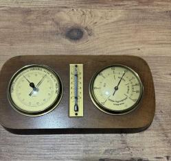 Antika/Retro Ahşap Meteoroloji İstasyonu (Barometre & Higrometre) Evinize veya ofisinize nostaljik bir hava katacak, Fransızca terimlerle süslü çok şık bir duvar aksesuarı. Ahşap kaide üzerine pirinç detaylı üç farklı ölçüm cihazını bir araya getiren bu set hem dekoratif hem de fonksi