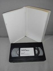 Vhs video kaset Spice Girls Die Story der. spice girls hikayesi. Orijinal. Alman baskı. dil Almanca. Türkçe desteği yok. kutusunda kapanmasını etkilemeyen ve fotoğraflarda görülen minik kırık var.