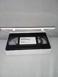 Vhs video kaset Spice Girls Die Story der. spice girls hikayesi. Orijinal. Alman baskı. dil Almanca. Türkçe desteği yok. kutusunda kapanmasını etkilemeyen ve fotoğraflarda görülen minik kırık var.