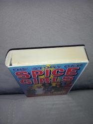 Vhs video kaset Spice Girls Die Story der. spice girls hikayesi. Orijinal. Alman baskı. dil Almanca. Türkçe desteği yok. kutusunda kapanmasını etkilemeyen ve fotoğraflarda görülen minik kırık var.