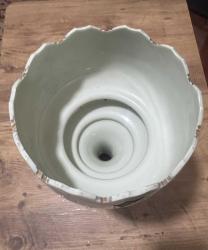 Antika El İşçiliği Kristal Taşlı Opalin Vazo / Obje Evinize klasik bir hava katacak, oldukça zarif ve detaylı bir objedir. Ürün, döneminin estetiğini yansıtan özel süslemelere ve kristal sarkıtlara sahiptir. Gövde üzerinde el işçiliği olduğu anlaşılan altın yaldız ve renkli mine (enamel) işlemeler mevcuttur. Kenarları tırtıklı (scalloped) formdadır. Gövde altından sarkan cam/kristal taşlar ışığı harika yansıtır. Ürünün orijinal ayağı zaman içinde kırıldığı için, görsellerde görülen metal destekli farklı bir ayak ile monte edilmiş. Koleksiyoncular veya evinde nostaljik bir dokunuş arayanlar için kaçırılmayacak şıklıkta bir parçadır.