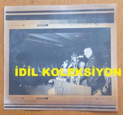 SÜLEYMAN DEMİREL ve ŞEVKET YILMAZ'IN HABER METİNLİ AJANS-BASIN FOTOĞRAFI (KAĞIT BASKI) - 21 x 20 cm EBADINDA - ŞEVKET YILMAZ, BAŞBAKAN SÜLEYMAN DEMİREL ve MESUT YILMAZ'IN DA KATILDIĞI TÜRK-İŞ'İN 16. GENEL KURUL TOPLANTISINDA KÜRSÜYE ÇIKIP KONUŞMA YAPARKEN ÇEKİLMİŞ BİR KARE. 1992