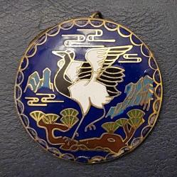 Uzakdoğu, Vintage Turna Kuşu Temalı Broş Tarzında Kolye Ucu. Doğuya Özgü Cloisonne/Mineleme Tekniğiyle (Mükemmel Tasarımı İle El Yapımı) Yapılmış ve geleneksel Çin Motifleriyle (Turna Kuşu ve Lotus Çiçeği) Süslenmiştir. Kullanılmış. Çift Taraflı. Bronz, 1950'ler. (43 mm)