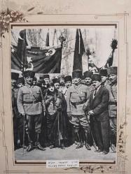 ATATÜRK VE EŞİ LATİFE HANIM.  1950'lerde MUHTEMEL KEMÂL ATATÜRK KİTABINDAN ALINMA MUSTAFA KEMÂL ATATÜRK VE EŞİ LATİFE HANIM AFYON'DA. Paspartulu.. Fotoğraf 12,5 x 17 cm