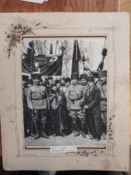 ATATÜRK VE EŞİ LATİFE HANIM.  1950'lerde MUHTEMEL KEMÂL ATATÜRK KİTABINDAN ALINMA MUSTAFA KEMÂL ATATÜRK VE EŞİ LATİFE HANIM AFYON'DA. Paspartulu.. Fotoğraf 12,5 x 17 cm