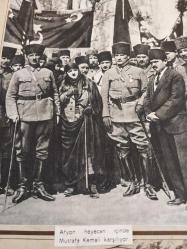 ATATÜRK VE EŞİ LATİFE HANIM.  1950'lerde MUHTEMEL KEMÂL ATATÜRK KİTABINDAN ALINMA MUSTAFA KEMÂL ATATÜRK VE EŞİ LATİFE HANIM AFYON'DA. Paspartulu.. Fotoğraf 12,5 x 17 cm