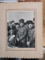 ATATÜRK, HÜSREV GEREDE, REFET BELE, FEVZİ ÇAKMAK VE  SILAH ARKADAŞLARI İLE ANKARA'DA ÇOCUK ESIRGEME KURUMU YARARINA DUZENLENEN AT YARISLARINI İZLEDIKTEN SONRA YANINA GELEN ÖKSÜZ KIZ ÇOCUĞU İLE. 1950'lerde MUHTEMEL KEMÂL ATATÜRK KİTABINDAN ALINMA MUSTAFA KEMÂL ATATÜRK VE ARKADAŞLARI. Paspartulu.. Fotoğraf 12,5 x 17 cm
