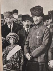 ATATÜRK, HÜSREV GEREDE, REFET BELE, FEVZİ ÇAKMAK VE  SILAH ARKADAŞLARI İLE ANKARA'DA ÇOCUK ESIRGEME KURUMU YARARINA DUZENLENEN AT YARISLARINI İZLEDIKTEN SONRA YANINA GELEN ÖKSÜZ KIZ ÇOCUĞU İLE. 1950'lerde MUHTEMEL KEMÂL ATATÜRK KİTABINDAN ALINMA MUSTAFA KEMÂL ATATÜRK VE ARKADAŞLARI. Paspartulu.. Fotoğraf 12,5 x 17 cm
