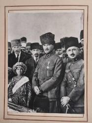 ATATÜRK, HÜSREV GEREDE, REFET BELE, FEVZİ ÇAKMAK VE  SILAH ARKADAŞLARI İLE ANKARA'DA ÇOCUK ESIRGEME KURUMU YARARINA DUZENLENEN AT YARISLARINI İZLEDIKTEN SONRA YANINA GELEN ÖKSÜZ KIZ ÇOCUĞU İLE. 1950'lerde MUHTEMEL KEMÂL ATATÜRK KİTABINDAN ALINMA MUSTAFA KEMÂL ATATÜRK VE ARKADAŞLARI. Paspartulu.. Fotoğraf 12,5 x 17 cm