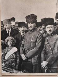 ATATÜRK, HÜSREV GEREDE, REFET BELE, FEVZİ ÇAKMAK VE  SILAH ARKADAŞLARI İLE ANKARA'DA ÇOCUK ESIRGEME KURUMU YARARINA DUZENLENEN AT YARISLARINI İZLEDIKTEN SONRA YANINA GELEN ÖKSÜZ KIZ ÇOCUĞU İLE. 1950'lerde MUHTEMEL KEMÂL ATATÜRK KİTABINDAN ALINMA MUSTAFA KEMÂL ATATÜRK VE ARKADAŞLARI. Paspartulu.. Fotoğraf 12,5 x 17 cm