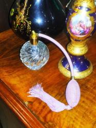 19761-ESKİLERDEN KOLEKSİYONLUK PEMBE PÜSKÜLLÜ FIS FIS LI PARFÜM ŞİŞESİ