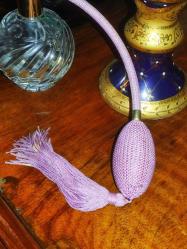 19761-ESKİLERDEN KOLEKSİYONLUK PEMBE PÜSKÜLLÜ FIS FIS LI PARFÜM ŞİŞESİ