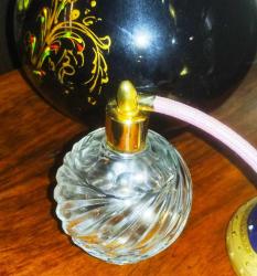 19761-ESKİLERDEN KOLEKSİYONLUK PEMBE PÜSKÜLLÜ FIS FIS LI PARFÜM ŞİŞESİ