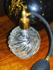 19762-ESKİLERDEN KOLEKSİYONLUK SİYAH PÜSKÜLLÜ FIS FIS LI PARFÜM ŞİŞESİ