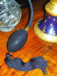 19762-ESKİLERDEN KOLEKSİYONLUK SİYAH PÜSKÜLLÜ FIS FIS LI PARFÜM ŞİŞESİ