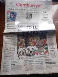 Cumhuriyet Gazetesi - Turkish Newspaper - 2 Haziran 2002 - Dünya Kupası finallerinin 2. Gününde 13 gol atılırken tribünler yine renkli görüntülere sahne oldu Fotoğraf - Recep Tayyip Erdoğan'ın siyasi geleceği zorda - roman ödülü Selim İleri'nin - Orhan Kemal törenle anıldı - Hindistan Pakistan gerginliği - Papandreu'dan Türkiye'ye ılımlı mesajlar - taksim'deki Maksim gazinosunda yangın 2 ölü - Türkiye ve uluslararası müteahhitler Birliği Başkanı Nihat Özdemir - koca Ahmet Vefik Paşa yazan İlhan Selçuk - TRT radyolarında 6 yıl çalışan Aysun Yıldız başaracağına inanıyor Fotoğrafı - 13. Uluslararası İstanbul tiyatro festivali'nde yaşam boyu başarı ödülü alan Şükran Güngör gelecekler ümitli Fotoğrafı - usta ressam Hüseyin Avni Lifij'i 75 yıl önce bugün yitirmiştik - Nazım Hikmet'in bir yazar olarak portresi - Ulusal futbol takımı yarınki Brezilya maçının havasına girdi fotoğraf - Brezilyalılarda Galatasaraylı korkusu - Almanya Suudi Arabistan'ı farka boğdu - Fenerbahçe halka arz edildi