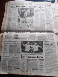 Cumhuriyet Gazetesi - Turkish Newspaper - 2 Haziran 2002 - Dünya Kupası finallerinin 2. Gününde 13 gol atılırken tribünler yine renkli görüntülere sahne oldu Fotoğraf - Recep Tayyip Erdoğan'ın siyasi geleceği zorda - roman ödülü Selim İleri'nin - Orhan Kemal törenle anıldı - Hindistan Pakistan gerginliği - Papandreu'dan Türkiye'ye ılımlı mesajlar - taksim'deki Maksim gazinosunda yangın 2 ölü - Türkiye ve uluslararası müteahhitler Birliği Başkanı Nihat Özdemir - koca Ahmet Vefik Paşa yazan İlhan Selçuk - TRT radyolarında 6 yıl çalışan Aysun Yıldız başaracağına inanıyor Fotoğrafı - 13. Uluslararası İstanbul tiyatro festivali'nde yaşam boyu başarı ödülü alan Şükran Güngör gelecekler ümitli Fotoğrafı - usta ressam Hüseyin Avni Lifij'i 75 yıl önce bugün yitirmiştik - Nazım Hikmet'in bir yazar olarak portresi - Ulusal futbol takımı yarınki Brezilya maçının havasına girdi fotoğraf - Brezilyalılarda Galatasaraylı korkusu - Almanya Suudi Arabistan'ı farka boğdu - Fenerbahçe halka arz edildi