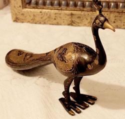 Hindistan, Vintage Tavus Kuşu Heykeli. (Figür) %100 Saf Pirinçten Yapılmış, Parlak Altın Rengi Cilalı ve Güzelce El İşçiliğiyle Üretilmiştir. Mükemmel Detaylı Kuyruk Tüyü (Oyma/İşlemeli) İle Zarafet ve Sanatın Bir Başyapıtı Olan Bu Göz Alıcı Figür, Güzelliği, Refahı ve İyi Şansı Simgeleyen Tavus Kuşunun Zarafetini ve Cazibesini Sergiliyor. Çok İyi Durumda. El Yapımı, 1980'ler. (4,5x13x20 cm)