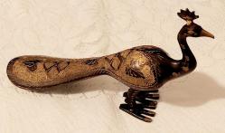 Hindistan, Vintage Tavus Kuşu Heykeli. (Figür) %100 Saf Pirinçten Yapılmış, Parlak Altın Rengi Cilalı ve Güzelce El İşçiliğiyle Üretilmiştir. Mükemmel Detaylı Kuyruk Tüyü (Oyma/İşlemeli) İle Zarafet ve Sanatın Bir Başyapıtı Olan Bu Göz Alıcı Figür, Güzelliği, Refahı ve İyi Şansı Simgeleyen Tavus Kuşunun Zarafetini ve Cazibesini Sergiliyor. Çok İyi Durumda. El Yapımı, 1980'ler. (4,5x13x20 cm)