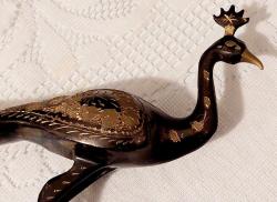 Hindistan, Vintage Tavus Kuşu Heykeli. (Figür) %100 Saf Pirinçten Yapılmış, Parlak Altın Rengi Cilalı ve Güzelce El İşçiliğiyle Üretilmiştir. Mükemmel Detaylı Kuyruk Tüyü (Oyma/İşlemeli) İle Zarafet ve Sanatın Bir Başyapıtı Olan Bu Göz Alıcı Figür, Güzelliği, Refahı ve İyi Şansı Simgeleyen Tavus Kuşunun Zarafetini ve Cazibesini Sergiliyor. Çok İyi Durumda. El Yapımı, 1980'ler. (4,5x13x20 cm)