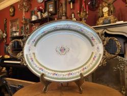 Pirinç ve porselenin zerafeti Limoges el boyama sunum tabağı 35,5 cm 22 cm ölçülerinde.