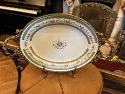 Pirinç ve porselenin zerafeti Limoges el boyama sunum tabağı 35,5 cm 22 cm ölçülerinde.